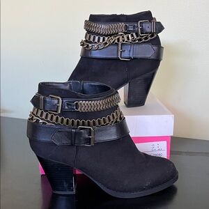 JustFab Brodie Black Ankle Boots with Chain Accent